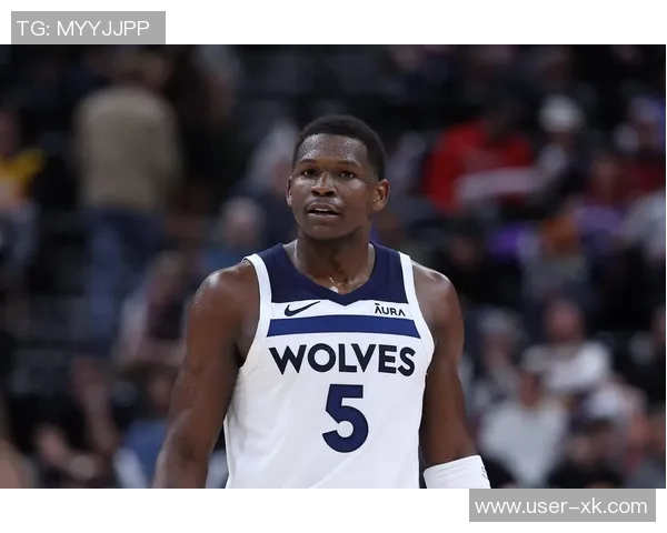 爱德华兹首节表现抢眼9投4中贡献12分1板2助正负值9助力球队扛起产量